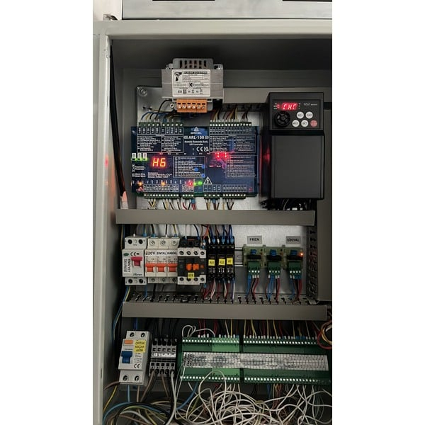 Malo tovorno dvigalo 150 kg, 2 postaji, kabina 900 × 900 × 900 mm [4]