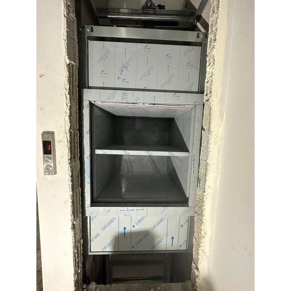 Malo tovorno dvigalo 150 kg, 3 postaje, kabina 700 × 700 × 700 mm [3]