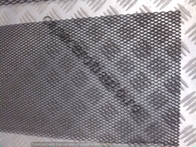 Grila metalica neagra cu gauri marunte [1]