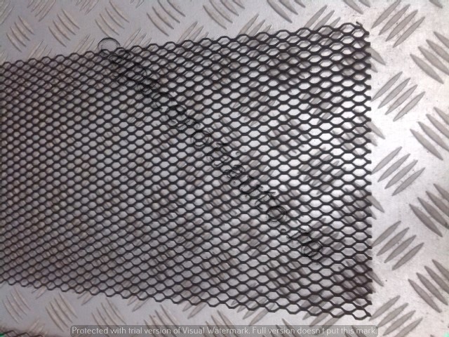 Grila metalica neagra cu gauri tip fagure mediu [1]