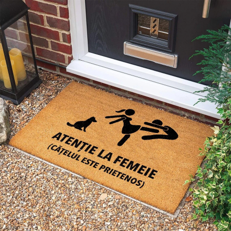 CADOURI PERSONALIZATE - Covoras de Intrare "Atenție la Femeie”