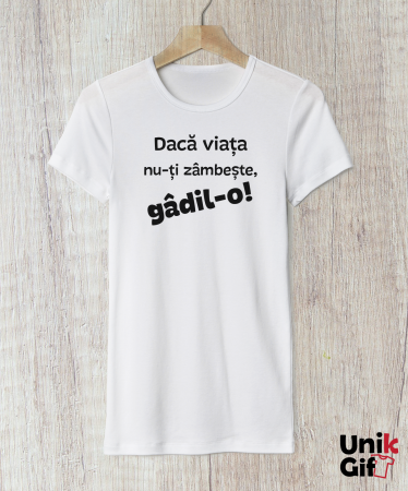 TRICOURI - Tricou „Dacă viața nu-ți zâmbește..” de Femei