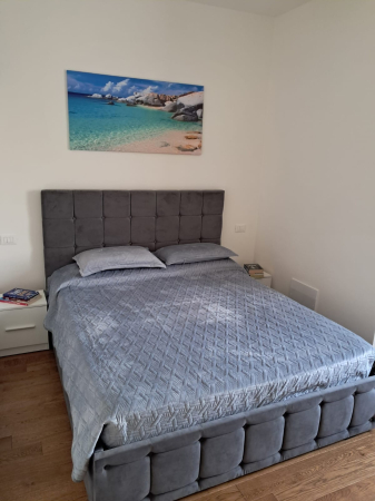 Dormitor Regal cu Pat Tapitat Stofa Gri cu dulap 250*200 usi glisante Alb&Antracit, noptiere si comoda [5]