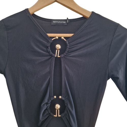 Rochie PrettyLittleThing negru, decupaje si detalii metalice, marime S [4]