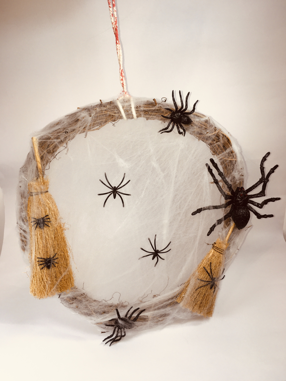 Coroniță Halloween Handmade Pânză de Păianjen și Mături Decorative "Măturici Vrăjite" [4]