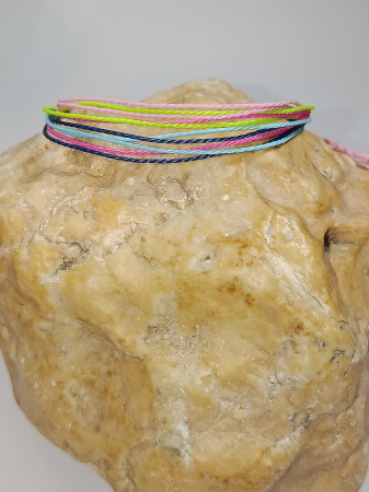 FEMEI - Brățară Mărțișor Handmade din Șnur Cerat Curcubeu