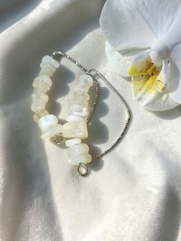 VELVET LADIES - Cercei Din Inox Argintiu Cu Chipsuri Din Piatra Lunii – „Magia Lunii Argintii”