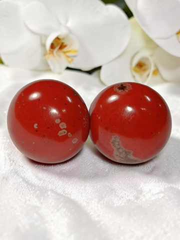 VELVET LADIES - Cercei Rotunzi Cu Piatră Tip Jasp Roșu, Din Inox Auriu - "Rouge Velvet"