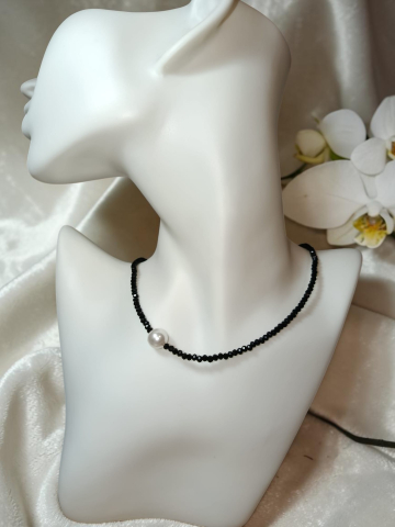 VELVET LADIES - Colier Choker Cristale Negre Și Perlă Mallorca - „Esența de Mallorca”