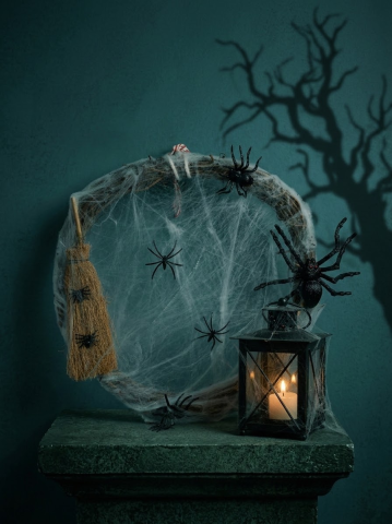 VELVET TREASURES - Coroniță Halloween Handmade Pânză de Păianjen și Mături Decorative "Măturici Vrăjite"