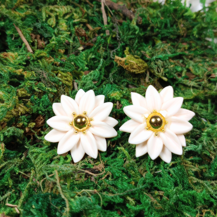 Cercei șurub – flori albe cu centru auriu – argilă polimerică handmade [3]