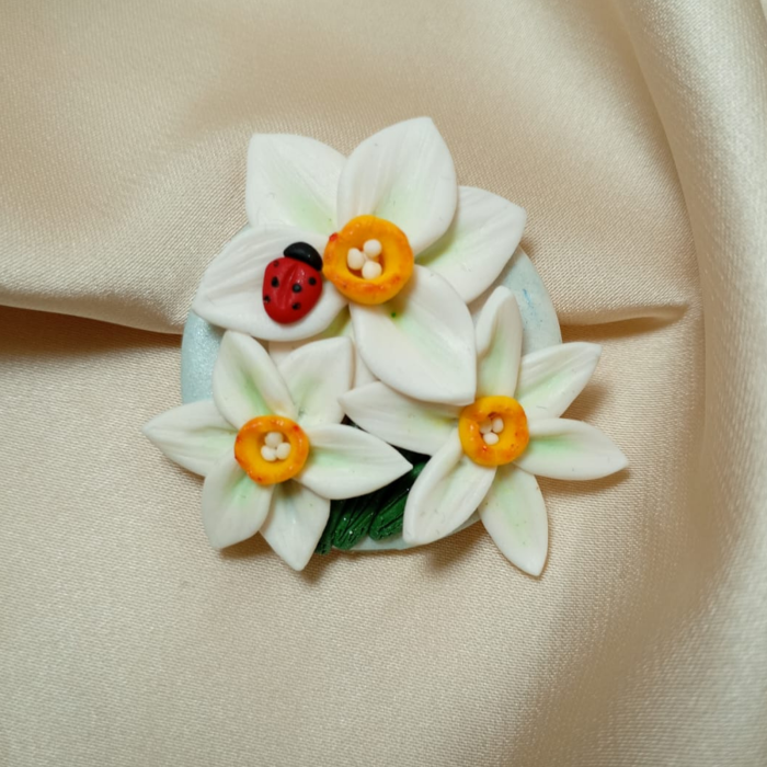 Mărțișor brosa cu narcise albe și buburuze [2]