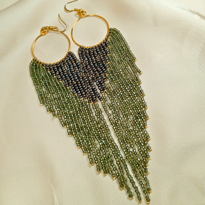 Cercei lungi cu franjuri gri metalizat din margele de sticla pe cerc auriu [2]