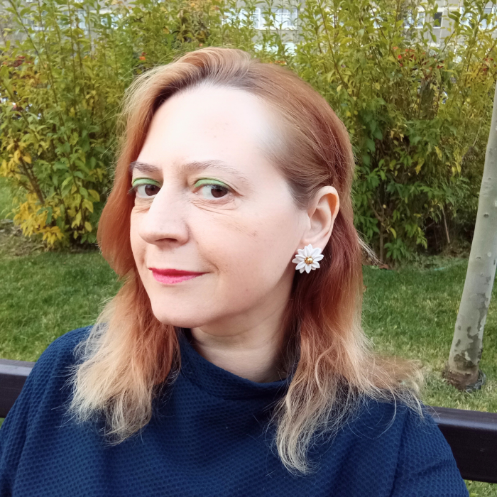 Cercei șurub – flori albe cu centru auriu – argilă polimerică handmade [2]