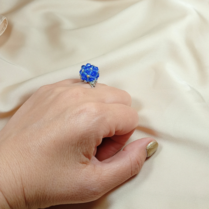 Inel reglabil cu sferă din cristale albastre – biconice din sticlă și mărgele cusute [4]