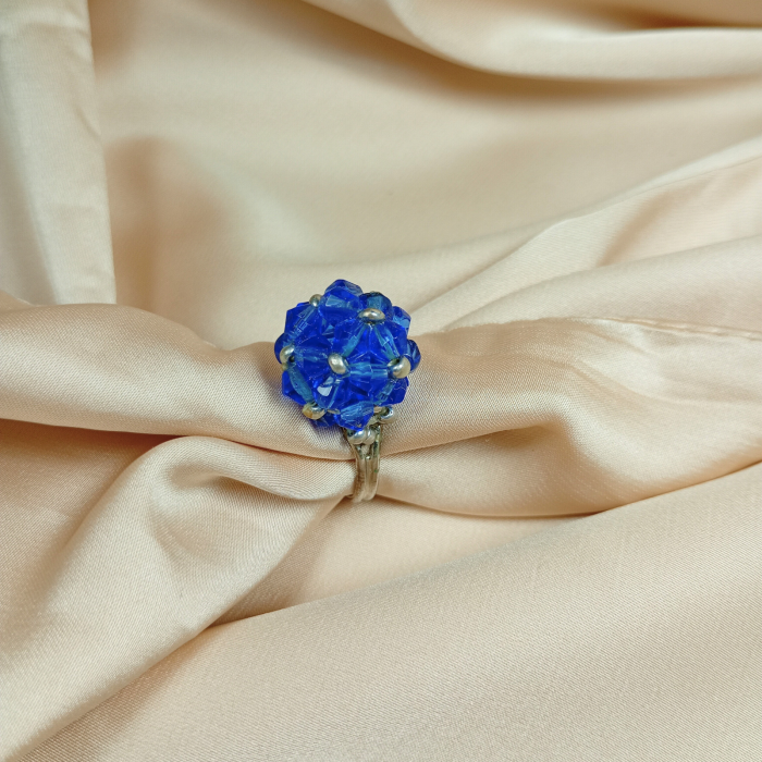 Inel reglabil cu sferă din cristale albastre – biconice din sticlă și mărgele cusute [3]