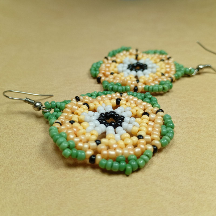 Cercei din mărgele TOHO, realizați manual – model floral galben-verde [6]