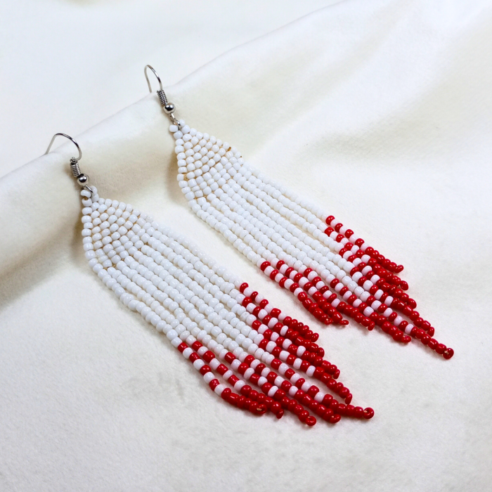 Cercei handmade lungi din mărgele de sticlă alb-roșu – model dangle elegant, 10.9 cm [2]