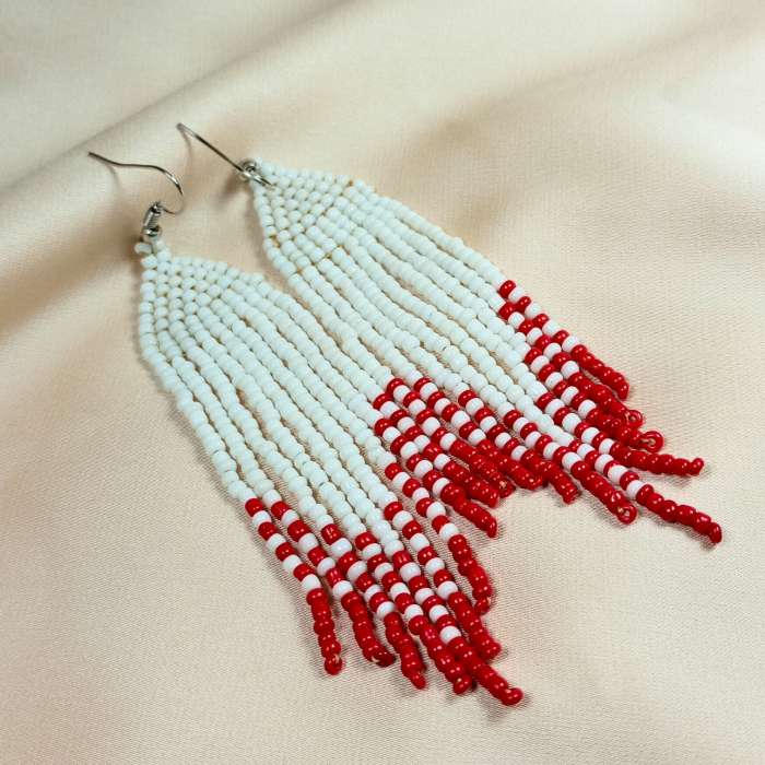 Cercei handmade lungi din mărgele de sticlă alb-roșu – model dangle elegant, 10.9 cm [3]