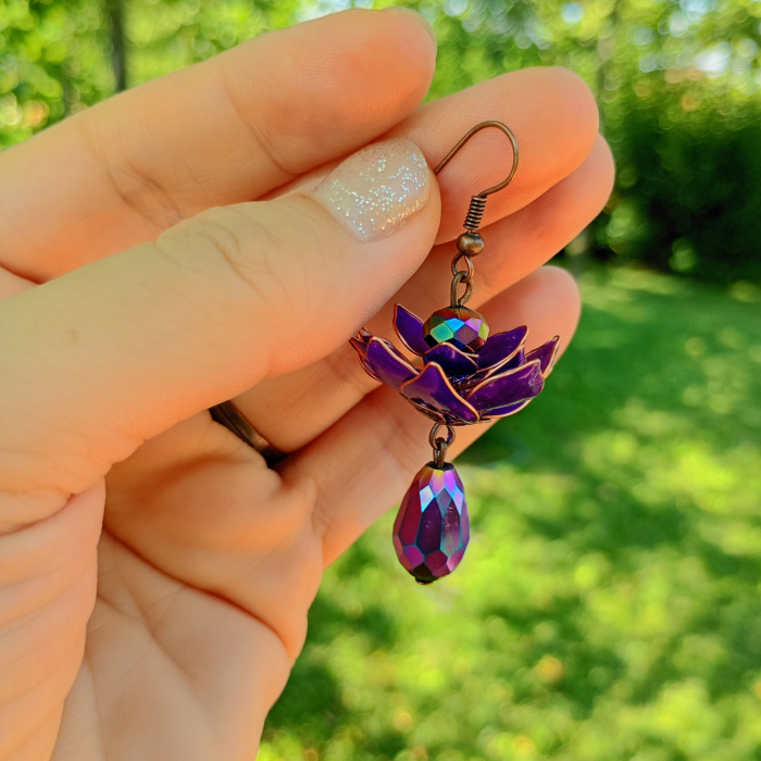 Cercei Lotus Mov Handmade – Flori Fantasy din Rășină și Cristale Iridescente [9]