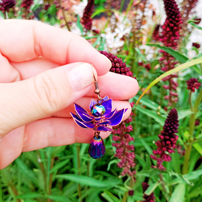 Cercei Lotus Mov Handmade – Flori Fantasy din Rășină și Cristale Iridescente [4]