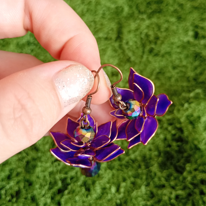 Cercei Lotus Mov Handmade – Flori Fantasy din Rășină și Cristale Iridescente [7]