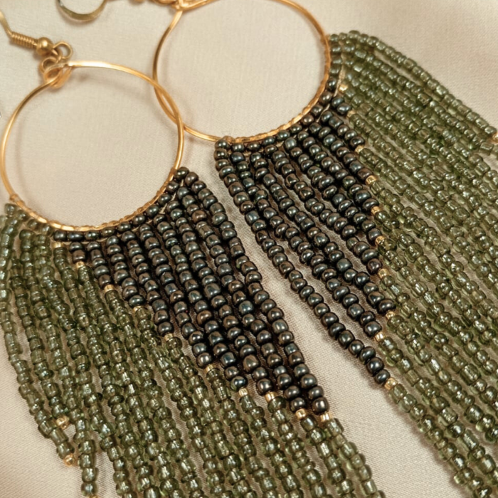 Cercei lungi cu franjuri gri metalizat din margele de sticla pe cerc auriu [3]