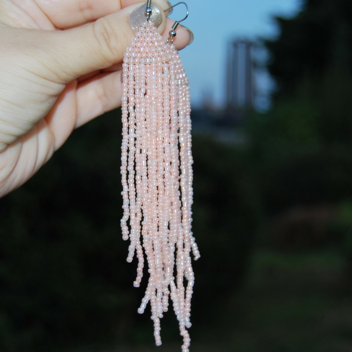 Cercei lungi handmade din mărgele de sticlă nude 14.7 cm [5]