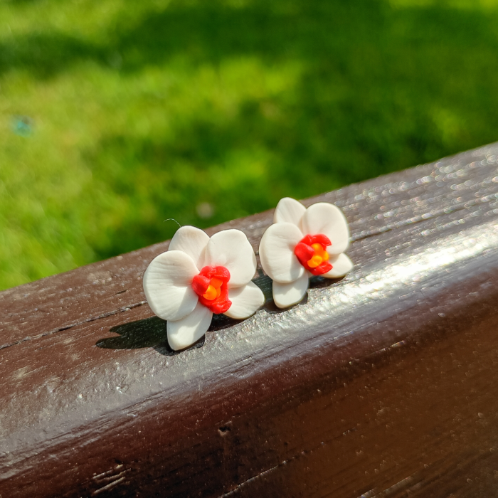 Cercei orhidee albe cu roșu handmade, tip șurub, din argilă polimerică – eleganți și delicati [8]