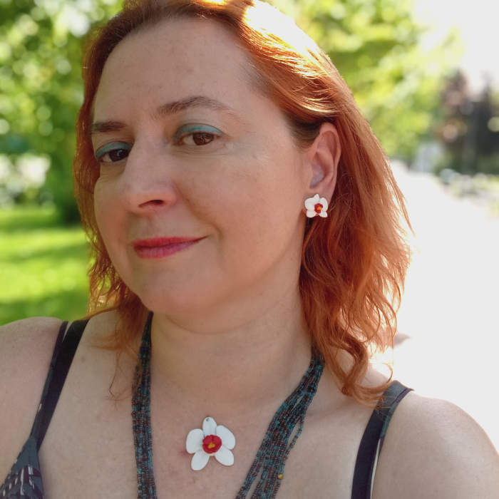 Cercei orhidee albe cu roșu handmade, tip șurub, din argilă polimerică – eleganți și delicati [6]