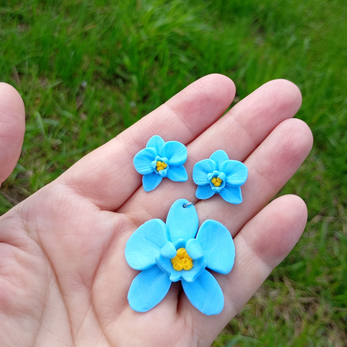 Cercei orhidee baby blue handmade, tip șurub, din argilă polimerică – delicați și eleganți [4]