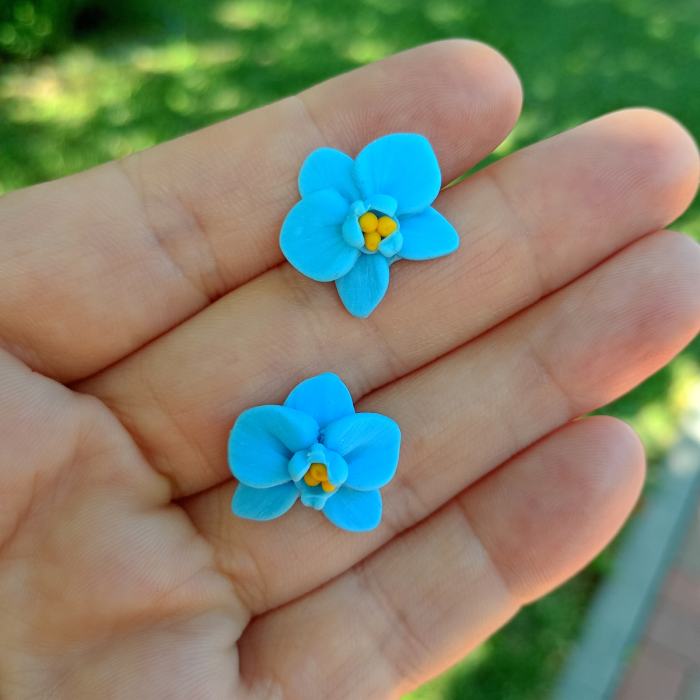 Cercei orhidee baby blue handmade, tip șurub, din argilă polimerică – delicați și eleganți [8]