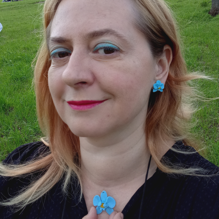 Cercei orhidee baby blue handmade, tip șurub, din argilă polimerică – delicați și eleganți [3]