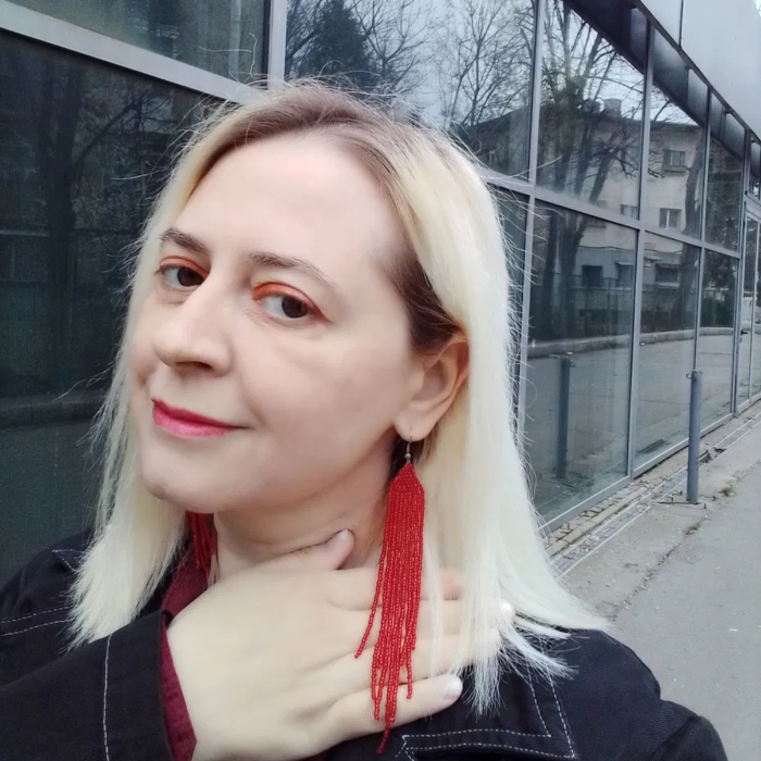 Cercei Rosu Intens – Eleganta si rafinament in fiecare detaliu [4]