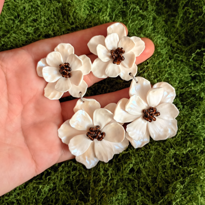 Cercei statement cu flori albe irizate [3]