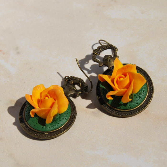 Cercei vintage cu trandafiri portocalii din argilă polimerică pe bază bronz antichizat [8]