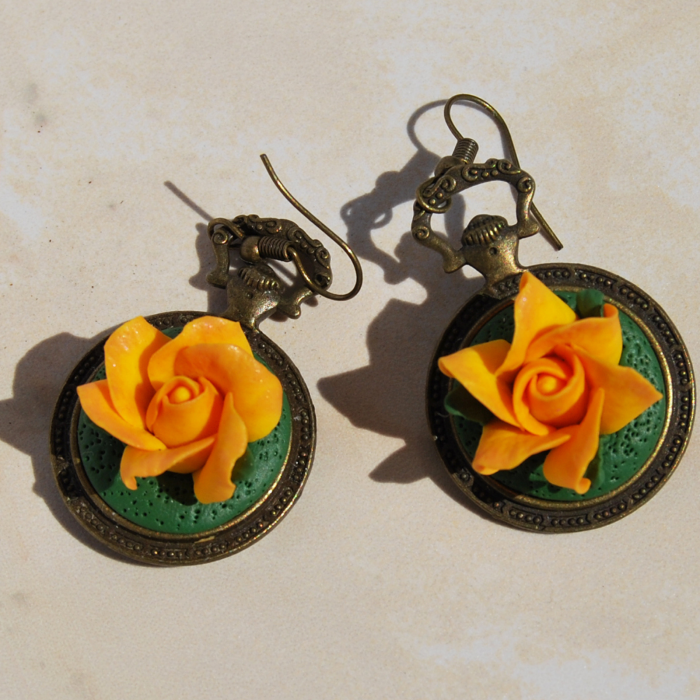 Cercei vintage cu trandafiri portocalii din argilă polimerică pe bază bronz antichizat [2]