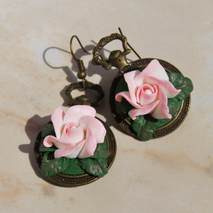Cercei vintage cu trandafiri roz din argilă polimerică pe bază bronz antichizat [7]