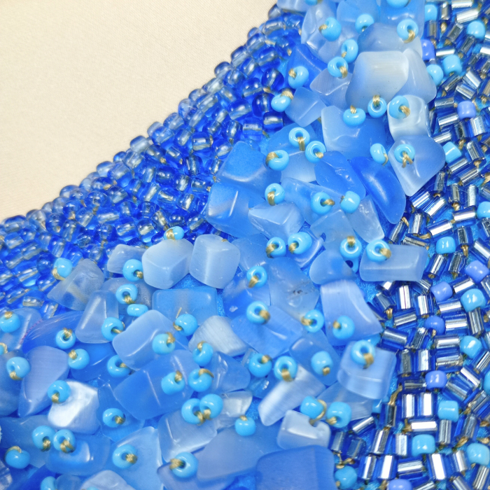 Colier statement Blue Garden cu flori albastre și mărgele cusute manual – UNICAT [8]