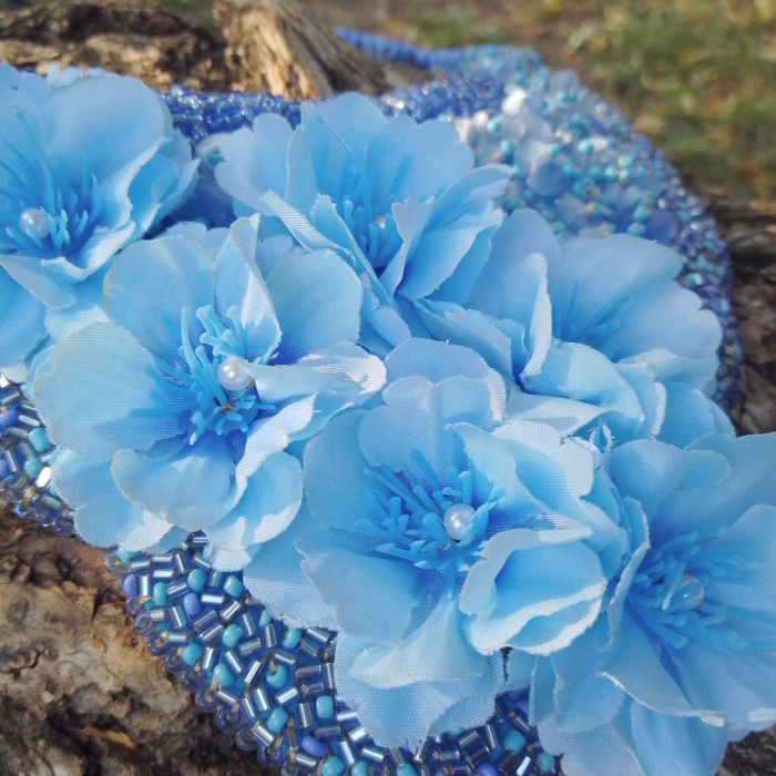 Colier statement Blue Garden cu flori albastre și mărgele cusute manual – UNICAT [11]