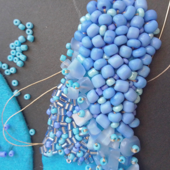 Colier statement Blue Garden cu flori albastre și mărgele cusute manual – UNICAT [16]