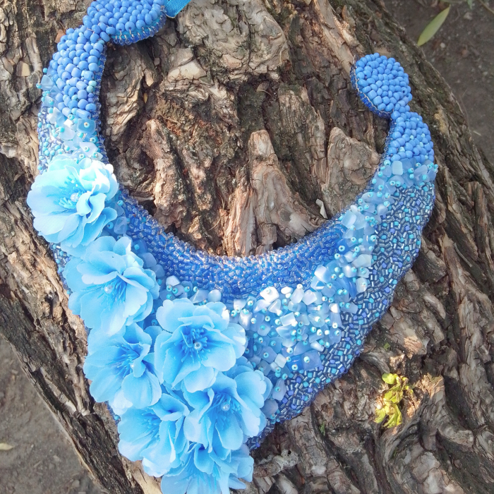 Colier statement Blue Garden cu flori albastre și mărgele cusute manual – UNICAT [10]