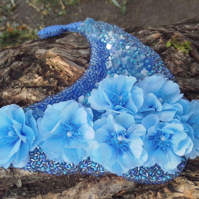 Colier statement Blue Garden cu flori albastre și mărgele cusute manual – UNICAT [12]