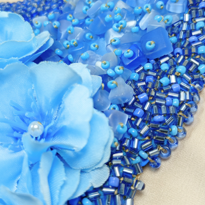 Colier statement Blue Garden cu flori albastre și mărgele cusute manual – UNICAT [6]