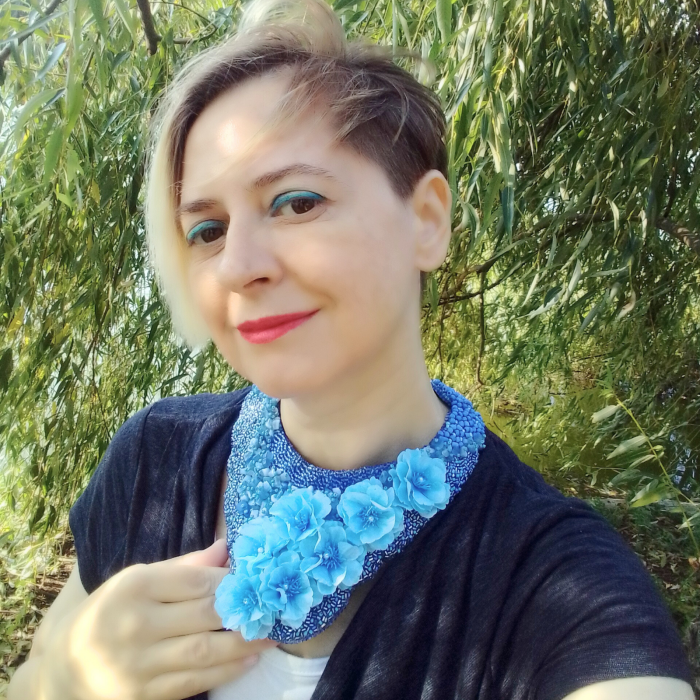 Colier statement Blue Garden cu flori albastre și mărgele cusute manual – UNICAT [14]