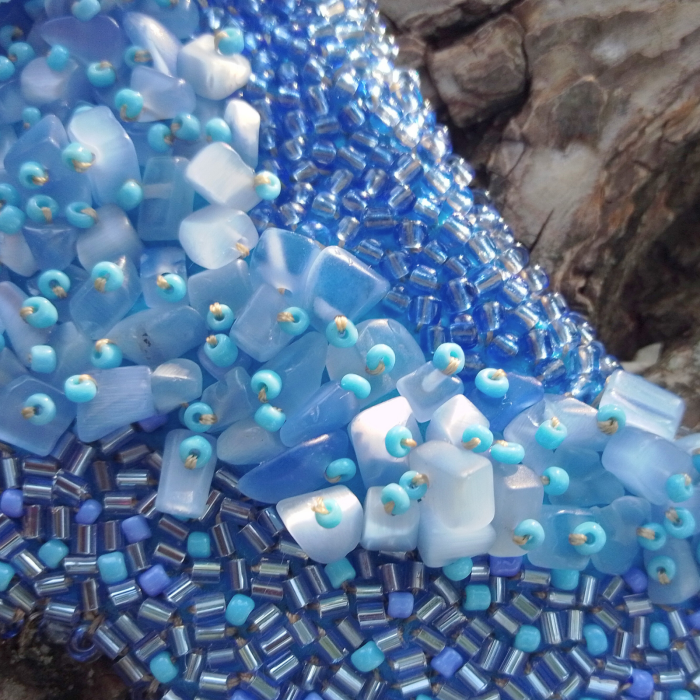 Colier statement Blue Garden cu flori albastre și mărgele cusute manual – UNICAT [9]