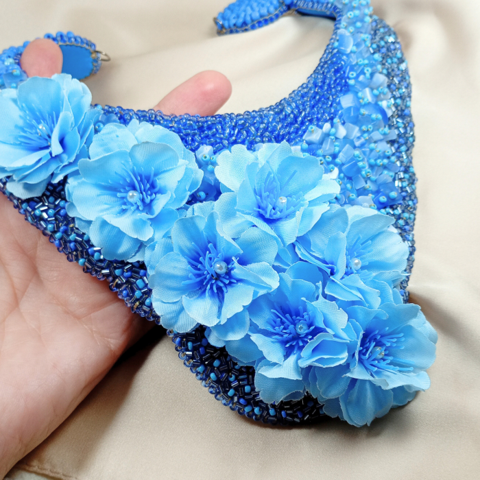 Colier statement Blue Garden cu flori albastre și mărgele cusute manual – UNICAT [3]