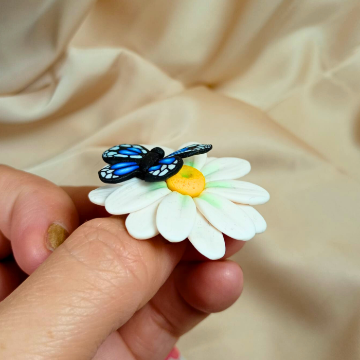 Mărțișor brosa cu mergaretă albă și fluture albastru [3]