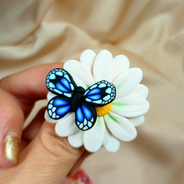 Mărțișor brosa cu mergaretă albă și fluture albastru [4]