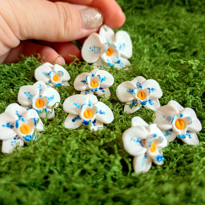 Pandantiv Orhidee Albă – Eleganță Florală Modelată Manual [3]